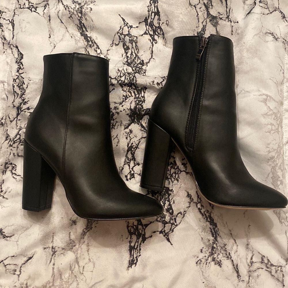 PD Ankle Bootie sz 7/38